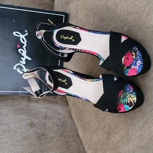 NIB Qupid Katherine Wedge Sandals